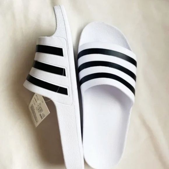 Phân biệt dép bánh mì Adidas Adilette chính hãng và hàng giả: Những điều cần lưu ý Top 1