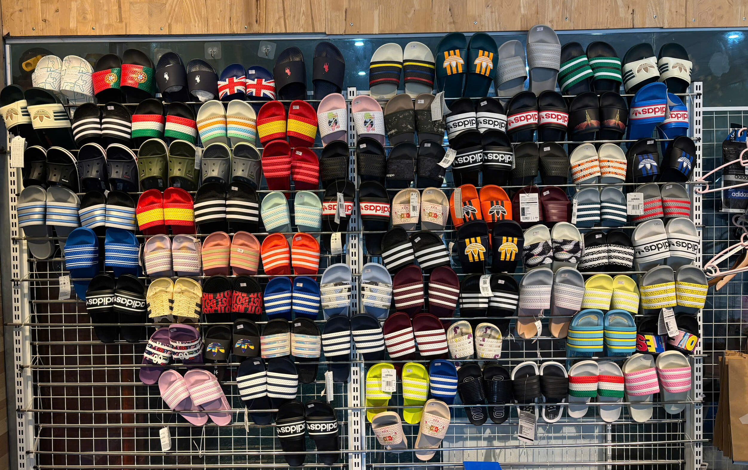 Dép Bánh Mì Adidas: Biểu Tượng Số 1 Của Sự Thoải Mái và Phong Cách Độc Đáo